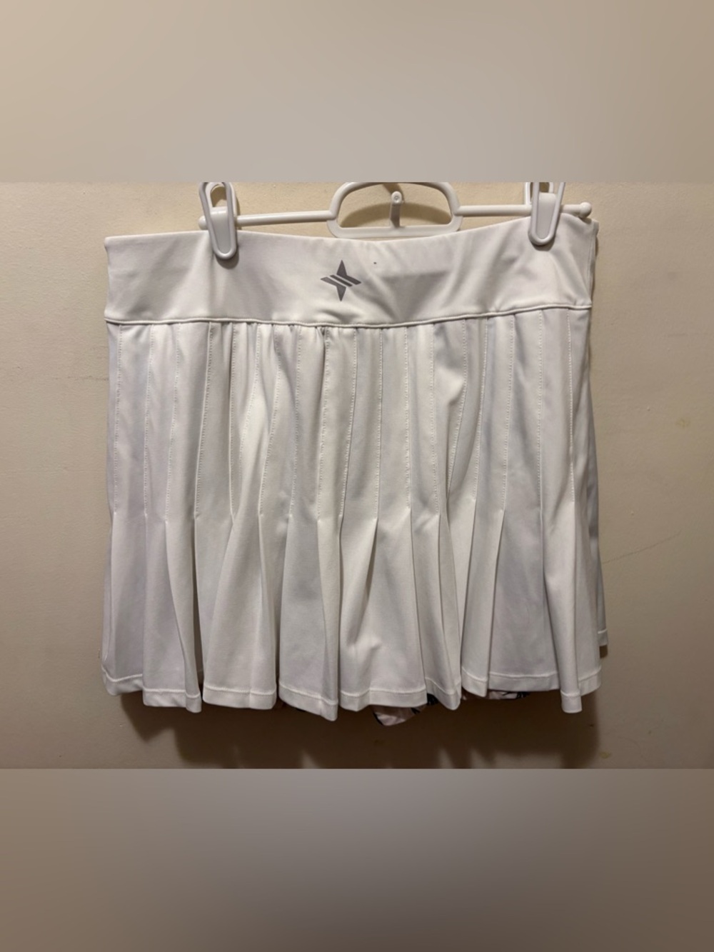 Tuckernuck pleated skirt white with fresh buds shorts 15” Large - Picture 2 of 9